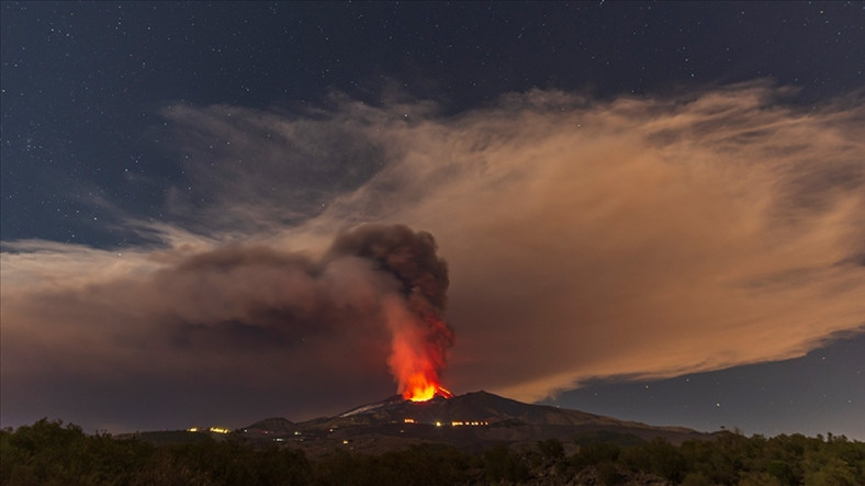 Avrupa'nın Azami Volkanı Etna, Bir Ay İçerisinde İkinci Kere Patladı: Püsküren Küller Binlerce Metreye Erişti [Video]