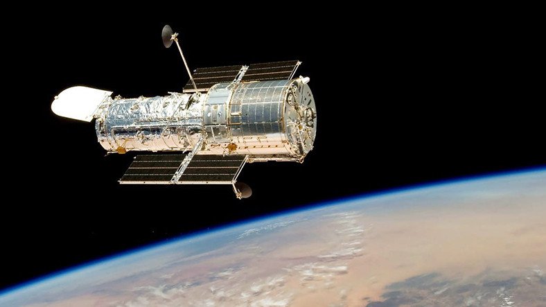 Hubble Uzay Teleskobu'ndan Soluk Kesen Resim: Milyonlarca Işık Seneyi Uzaktaki Üç Galaksinin İç İçe Geçtiği An Görüntülendi